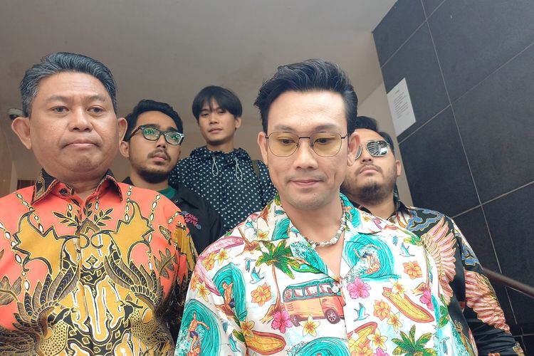 Denny Sumargo dan kuasa hukumnya, Mohammad Anwar dan Sogi Baskara, di Polda Metro Jaya, Kamis (7/9/2023).