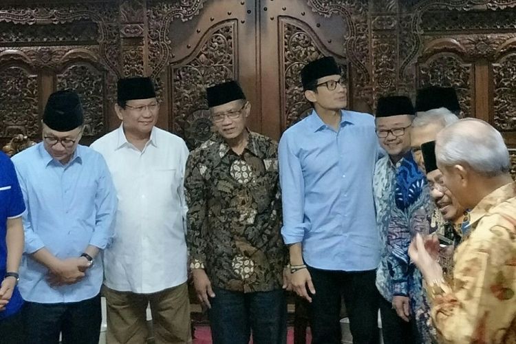 Bakal Capres Prabowo Subianto menyambangi Kantor Pusat Dakwah Muhammadiyah di Jakarta. Kedatangan Prabowo disambut Ketua Umum PP Muhammadiyah Haedar Nashir dan Sekretaris Umum PP Muhammadiyah Abdul Muti