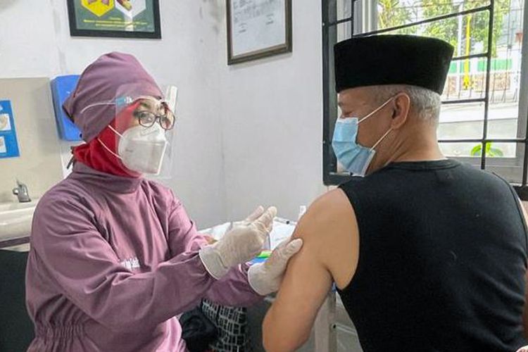 Petugas Puskesmas Satelit, Bandar Lampung menyuntikkan vaksin covid-19 sinovac kepada tenaga kesehatan (nakes), Kamis (21/1/2021). Nakes menjadi prioritas vaksinasi tahap pertama di Lampung.