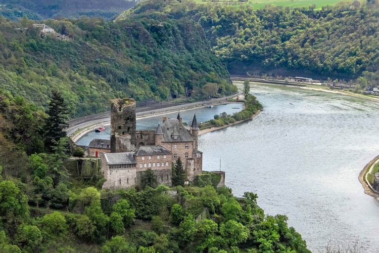 Ilustrasi panorama Rhine Valley (Lembah Rhine) yang bisa dinikmati bila naik kereta Central Rhine Railway di Jerman.