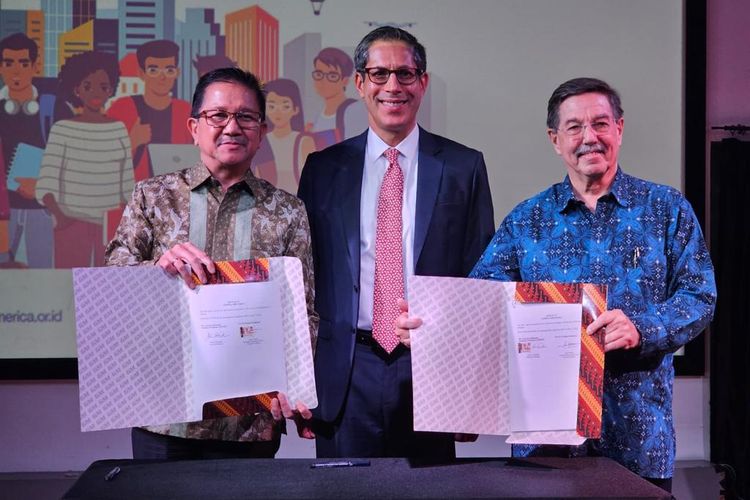 Komitmen hibah untuk program Community College Initiative (CCI) diresmikan melalui penandatanganan sebuah nota kesepahaman pada Jumat, 12 Mei 2023 di @america, Pacific Place Mall, Jakarta.

