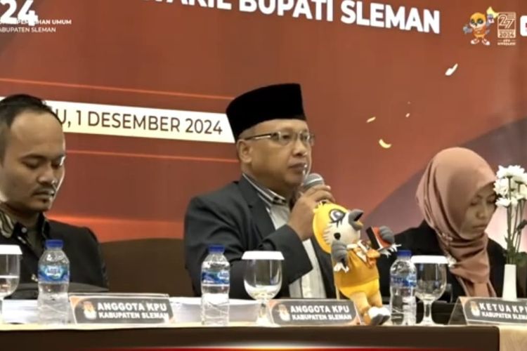 REKAPITULASI: Ketua Komisi Pemilihan Umum (KPU) Kabupaten Sleman Ahmad Baehaqi saat di acara rapat pleno terbuka rekapituLasi hasil penghitungan perolehan suara pemilihan bupati dan wakil bupati tahun 2024 pada Minggu (1/12/2024). 