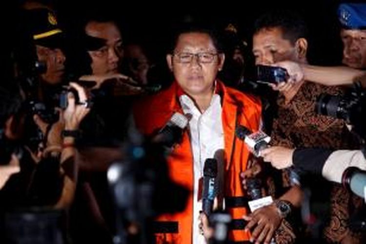 Mantan Ketua Umum Partai Demokrat, Anas Urbaningrum resmi ditahan usai diperiksa sebagai tersangka oleh Komisi Pemberantasan Korupsi, Jumat (10/1/2014). Ia ditahan terkait dugaan suap dalam proyek Hambalang. 