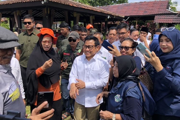 Cawapres nomor urut 1 Muhaimin Iskandar saat tiba di Purawisata, Yogyakarta, Senin (29/1/2024). 