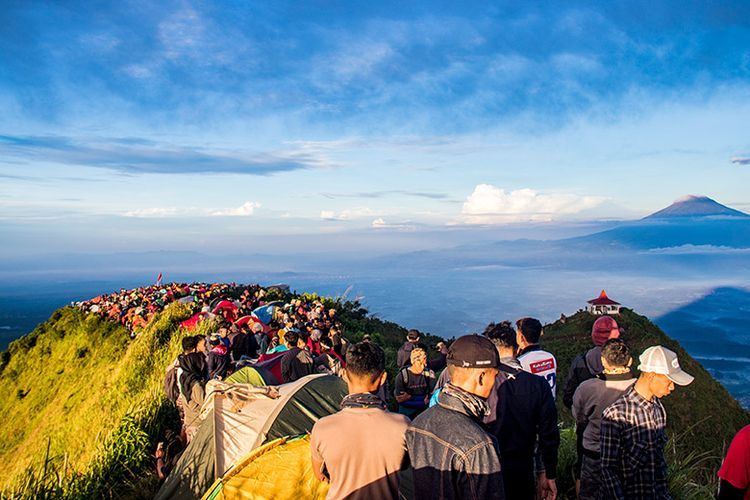 Suasana puncak Gunung Andong yang ramai bagai pasar di akhir pekan. (10/03/2019).