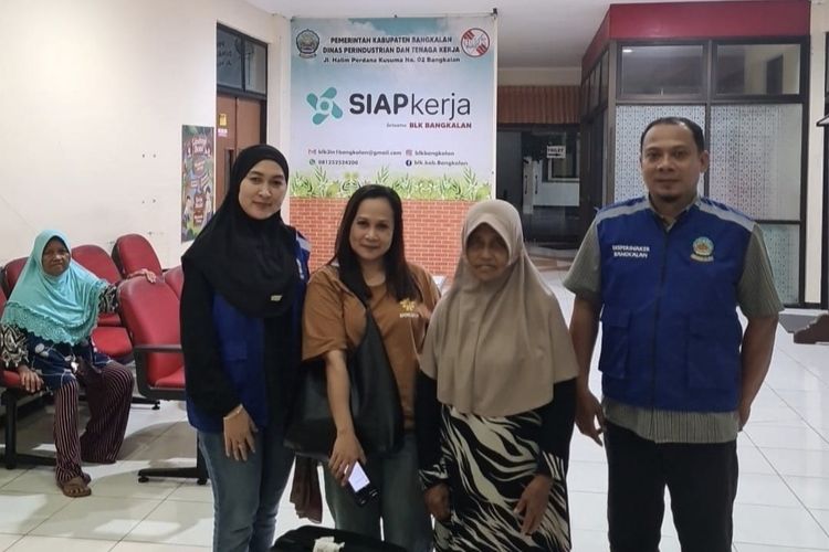 Yati (baju coklat) saat berada di Kantor Disperinaker Bangkalan 