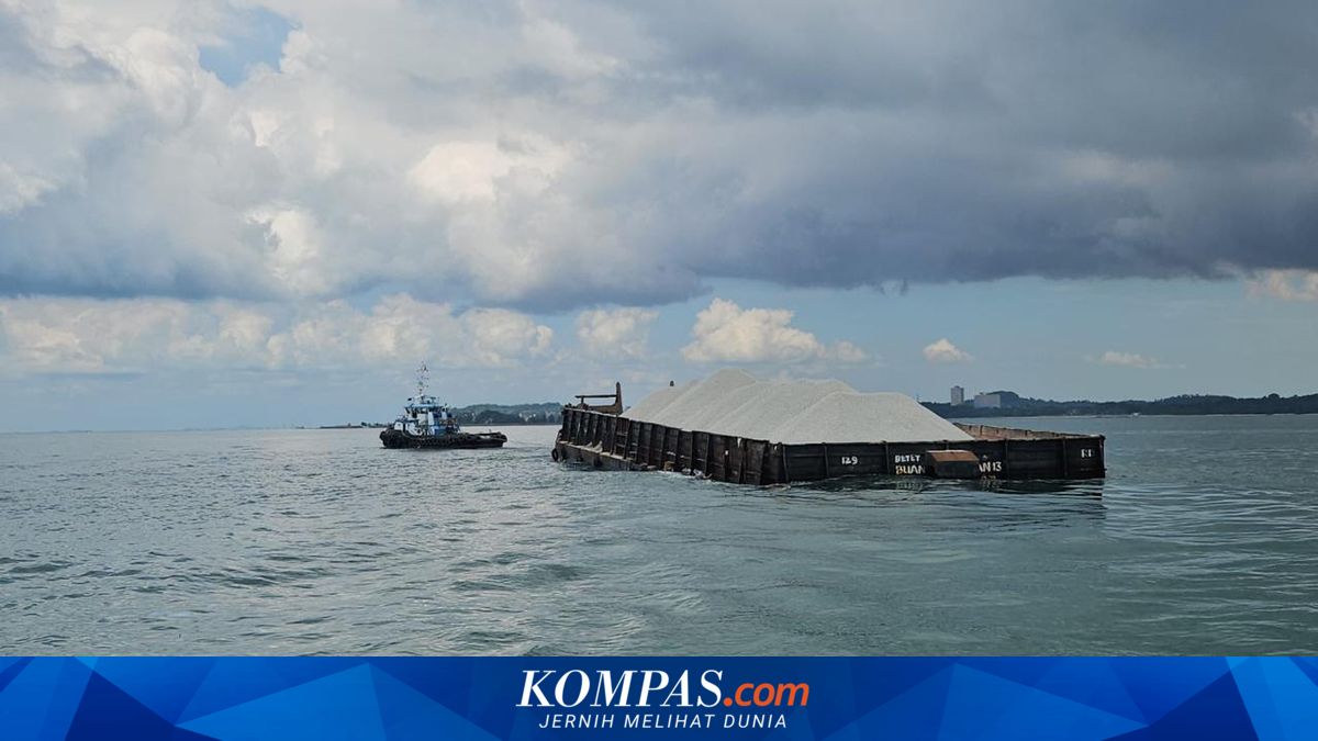 Tongkang Bermuatan Batu Granit Terbalik di Perairan Batam