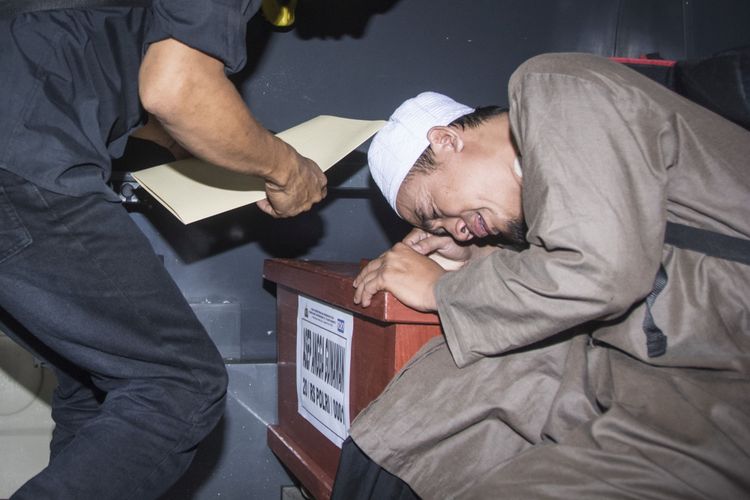 Keluarga korban menangis disamping peti berisi jenazah korban kebakaran pabrik kembang api seusai diserahterimakan di Posko Post Mortem di RS Polri Sukanto, Kramat Jati, Jakarta, Minggu (29/10/2017). Pada hari yang sama, lima jenazah berhasil diidentifikasi dan diserahterimakan kepada keluarga yakni Asep Angga Gunawan, Aminah Binti Ambeng, Maryati Binti Dai, Nilawati, dan Unia sehingga hingga kini jumlah jenazah yang berhasil diidentifikasi berjumlah sembilan dari total 47 kantong jenazah.