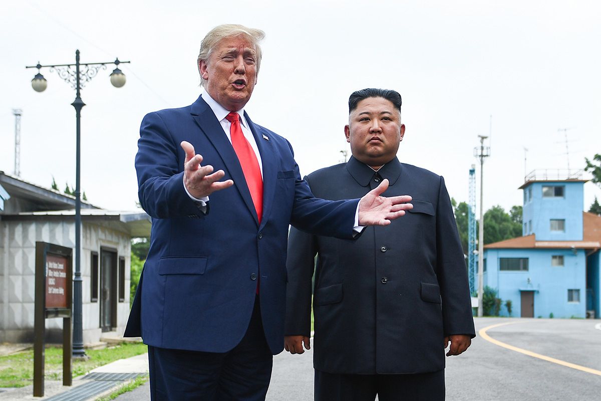 Presiden AS Donald Trump berbicara didampingi Pemimpin Korea Utara Kim Jong Un, di zona demiliterisasi (DMZ) Korea, Minggu (30/6/2019). Kedatangan Trump ke zona demiliterisasi Korea awalnya diagendakan untuk pertemuan dengan Presiden Korea Selatan Moon Jae-in, namun Presiden Moon mengatakan fokus akan lebih kepada pertemuan Trump dengan Kim Jong Un.