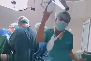 Minta Maaf, Ini Pengakuan Riga Septian Bahri Perawat yang Viral Joget saat Operasi Pasien