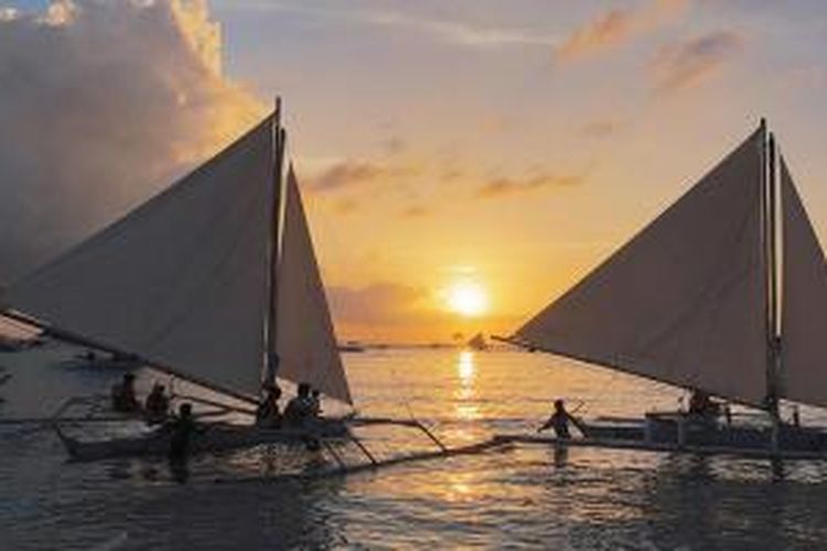 Pulau Boracay, di Provinsi Aklan, Filipina, terkenal karena pantai pasir putih yang menakjubkan dan air yang jernih. 