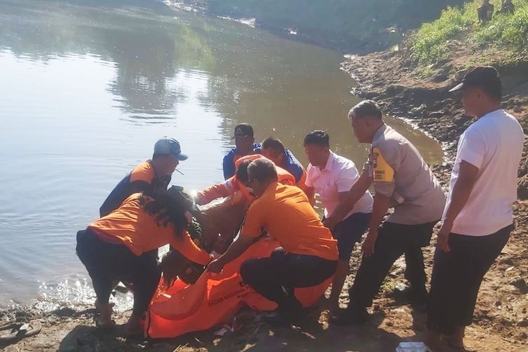 Evakuasi seorang perempuan ditemukan tewas mengambang di Aliran Sungai Bengawan Solo, Kecamatan Jaten, Kabupaten Karanganyar, Jawa Tengah (Jateng)