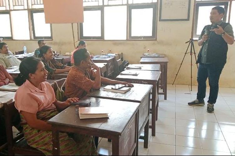 Teuku Muhammad Valdy Arief,  relawan ekspedisi 'Kata ke Nyata' untuk program Jagat Literasi Kompas.com, memberikan materi cek fakta kepada para guru SMPN Satap Sono, Kabupaten Timor Tengah Utara, NTT