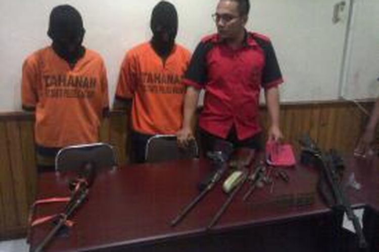Dua tersangka yang diketahui memproduksi senjata api (senpi) ditangkap polisi Polres Malang. Rabu (25/2/2015).