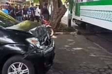 Mobil Avanza Tertabrak Kereta Batara Kresna di Jalan Slamet Riyadi Solo