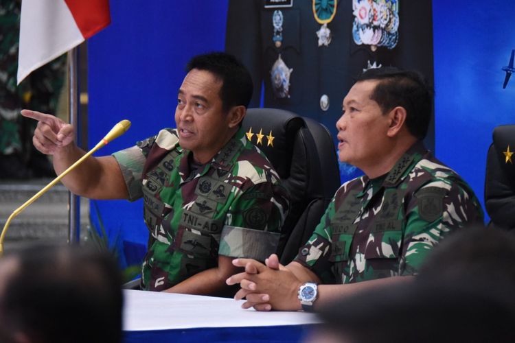Panglima TNI Jenderal Andika Perkasa bersama Kepala Staf Angkatan Laut (KSAL) Laksamana TNI Yudo Margono di Mabesal, Jakarta, Senin (22/11/2021).