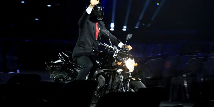 Presiden Joko Widodo mengendarai sepeda motor pada Upacara Pembukaan Asian Games ke-18 Tahun 2018 di Stadion Utama Gelora Bung Karno, Senayan, Jakarta, Sabtu (18/8/2018).
