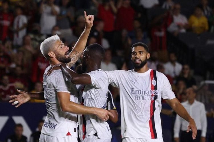 Pemain baru AC Milan, Ruben Loftus-Cheek (paling kanan), merayakan gol bersama Olivier Giroud dan Fikayo Tomori dalam laga uji coba pramusim melawan Juventus di Dignity Health Sports Park, Carson, California, pada Kamis (27/7/2023). (Foto oleh Harry How / GETTY IMAGES NORTH AMERICA / Getty Images via AFP)