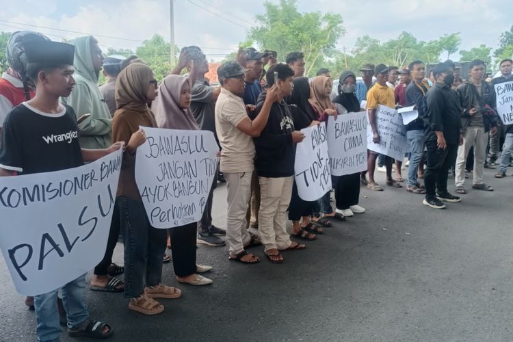 Massa Gerak Pede Pamekasan saat berunjuk rasa di depan kantor Bawaslu Kabupaten Pamekasan, terkait dengan banyaknya pelanggaran yang dinilai kurang serius ditangani Bawaslu Pamekasan, Rabu (9/1/2024).