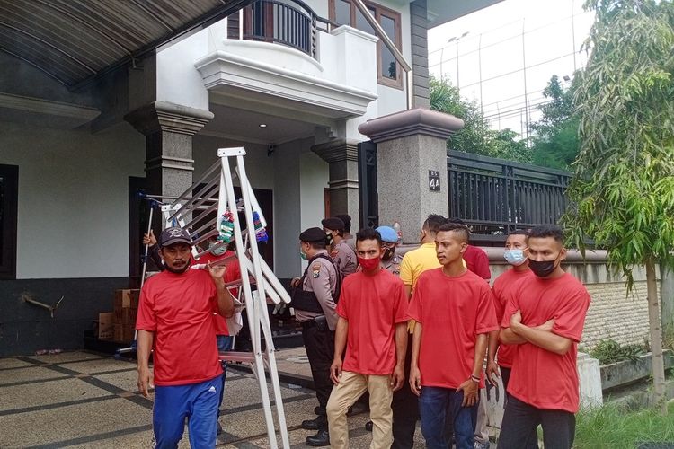 Pengadilan Negeri (PN) Surabaya mengeksekusi rumah milik Olivia Christine Nayoan yang dilelang oleh Bank Sahabat Sampoerna di Galaxy Klampis Asri, Surabaya, Jawa Timur, Selasa (23/11/2021).