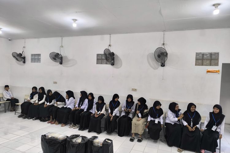 Para siswa sekolah rakyat mengikuti kegiatan di SRMP 29 Pamekasan Jawa Timur, Selasa (2/9/2025)