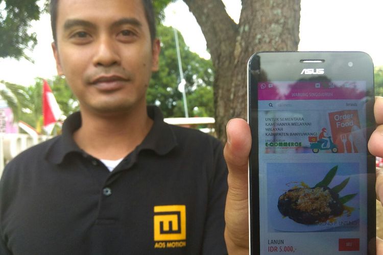 Seorang warga Singojuruh di Banyuwangi, Jawa Timur, menunjukkan aplikasi Warung Singojuruh yang melayani pemesanan makanan minuman secara online.