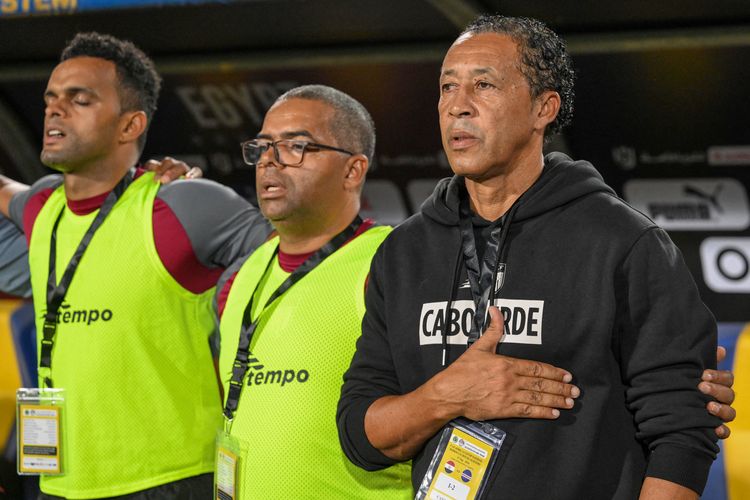 Pelatih kepala Tanjung Verde Pedro Leitao Brito (kanan) berdiri saat menyanyikan lagu kebangsaan bersama anggota timnya menjelang pertandingan kualifikasi Grup C Piala Afrika CAF (CAN) 2025 antara Mesir dan Tanjung Verde di Stadion Internasional Kairo pada 6 September 2024.