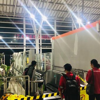 Eskalator yang berada di sisi utara peron 3 dan 4 Stasiun Bekasi mulai diperbaiki hari ini, Jumat (2/2/2024). Perbaikan dimulai setelah suku cadang atau spare part eskalator didatangkan dari luar negeri.