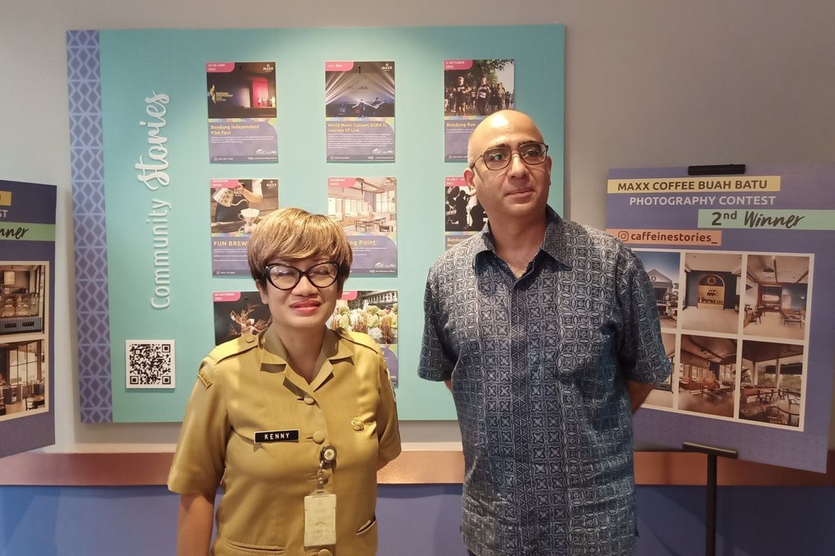 Dinas Kebudayaan dan Pariwisata (Disbudpar) Kota Bandung menjalin kolaborasi dengan pelaku usaha pariwisata untuk mempromosikan event-event di Kota Bandung lewat media papan informasi bertajuk Comunity Story yang terpampang di kedai Maxx Coffee, Jalan Buahbatu, Kota Bandung.