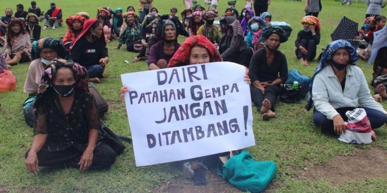 Ibu-ibu di Dairi, Sumatera Utara berdemonstrasi menolak rencana tambang di wilayahnya yang berpotensi merusak lingkungan.