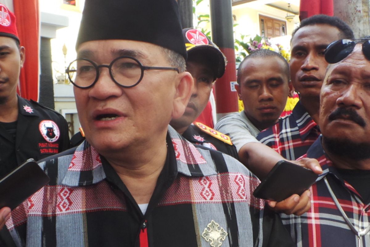 Juru bicara tim pemenangan pasangan calon gubernur-wakil gubernur nomor pemilihan dua DKI Jakarta Basuki Tjahaja Purnama-Djarot Saiful Hidayat, Ruhut Sitompul, saat ditemui wartawan di Jalan Cianjur, Menteng, Jakarta Pusat, Kamis (30/3/2017).