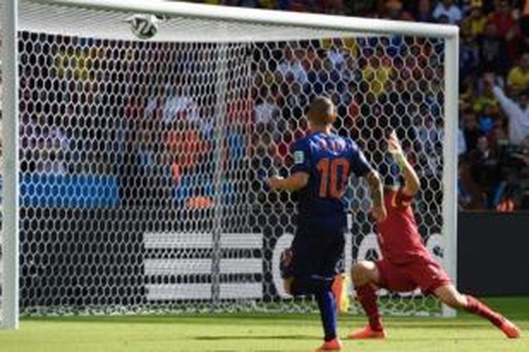 Kapten Belanda Robin van Persie (dari belakang) mencetak gol ke gawang Australia pada pertandingan, Rabu (18/6/2014) sehingga menyamakan kedudukan 2-2.