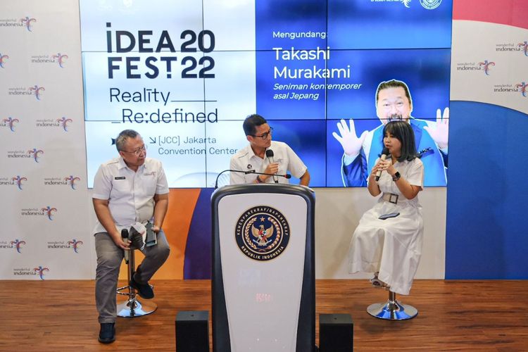 Kemenparekraf mendukung pelaksanaan IdeaFest 2022, festival akbar tahunan, yang bertujuan menghubungkan dan mempertemukan komunitas kreatif dengan para tokoh kreatif inspiratif dan berpengaruh sehingga diharapkan kian memacu semangat pertumbuhan industri kreatif Indonesia melalui partisipasi dan kolaborasi para pelaku industri kreatif Tanah Air, Menparekraf Sandiaga Salahuddin Uno didampingi oleh Deputi Bidang Ekonomi Digital dan Produk Kreatif Kemenparekraf Muhammad Neil El Himam dan Chief Marketing Officer Samara Group, Desy Bachir dalam The Weekly Brief With Sandi Uno, Gedung Sapta Pesona, Jakarta, (21/11/2022).