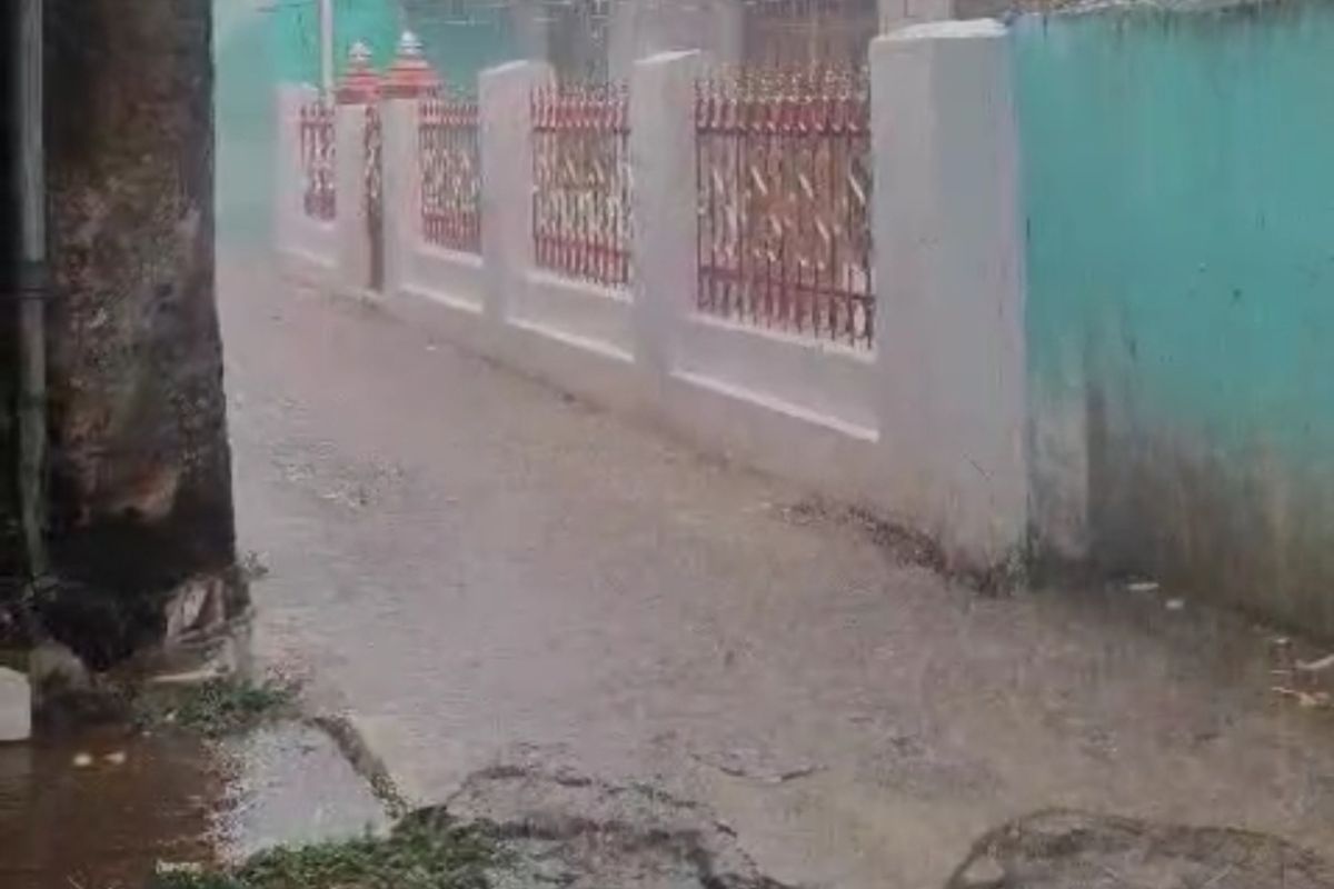 Hujan es melanda wilayah pesisir Waduk Jatigede, Sumedang, Selasa (24/9/2024) siang. Screenshoot Video