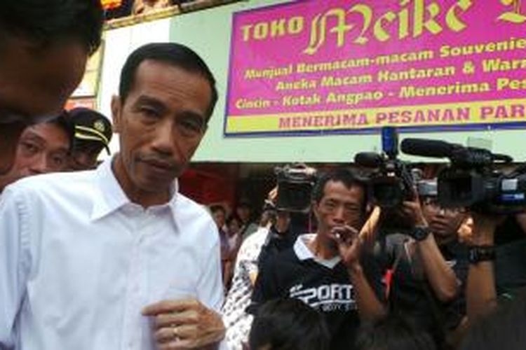 Gubernur DKI Jakarta Joko Widodo kembali mengunjungi Blok G Pasar Tanah Abang, Jakarta Pusat, Selasa (13/8/2013). Dia memeriksa kesiapan blok tersebut menerima para PKL.