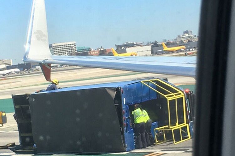 Kondisi truk bandara yang terguling setelah mengalami tabrakan dengan pesawat penumpang milik maskapai Aeromexico, di bandara Los Angeles, Sabtu (20/5/2017) waktu setempat.