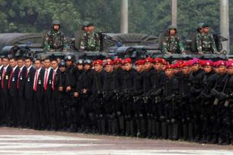 Anggota Kopassus mengikuti apel siaga menjelang pelantikan presiden dan wakil presiden terpilih, di Parkir Timur Senayan, Jakarta Pusat, Kamis (16/10/2014). Apel gabungan ini melibatkan 2.400 personel dari tiga angkatan di TNI dan Polri untuk pengamanan acara pelantikan 20 Oktober mendatang. 