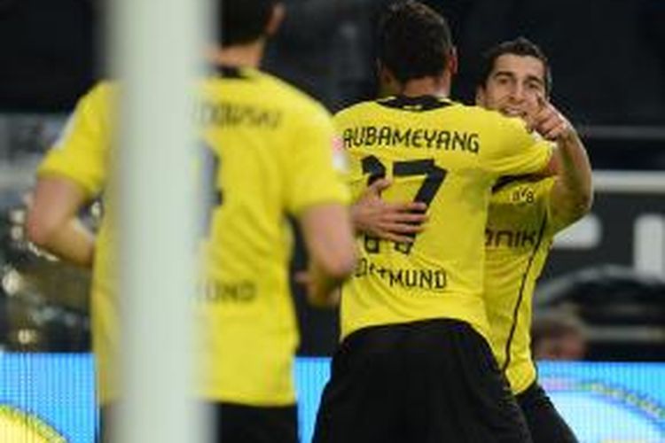 Gelandang Borussia Dortmund asal Armenia, Henrikh Mkhitaryan, merayakan gol yang dicetaknya ke gawang Hamburg SV dalam laga Bundesliga di Dortmund, Sabtu (14/9/2013). Dortmund menang 6-2.