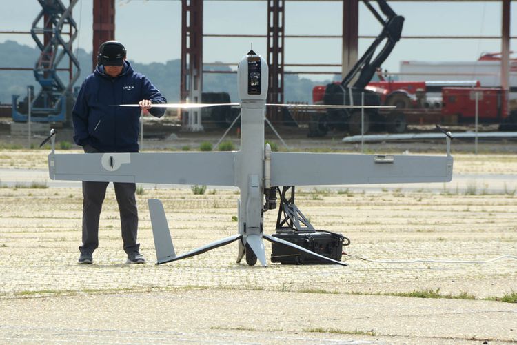 Perbandingan ukuran UAV Flekrotor dengan manusia.