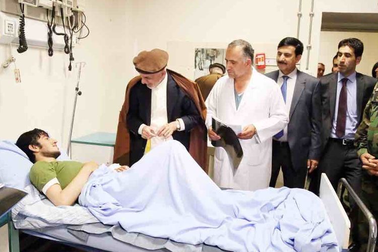 Presiden Afganistan Ashraf Gani (bertopi) tampak mengunjungi pasien di RS Sadar Daud Khan di Kabul, beberapa waktu lalu. (Foto: Dokumentasi)