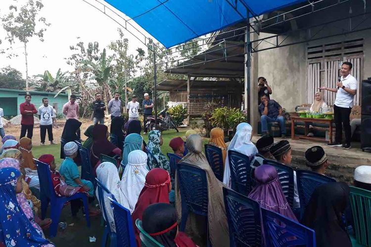 Warga di Kabupaten Konawe Selatan di Sulawesi Tenggara. 