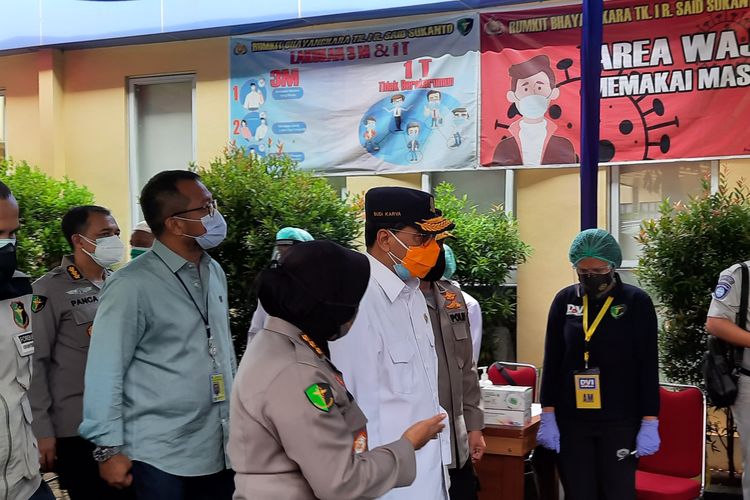 Menteri Perhubungan Budi Karya Sumadi mengunjungi posko Disaster Victim Identification (DVI) Polri di rumah sakit (RS) Polri Kramat Jati, Jakarta Timur, Selasa (12/1/2021) guna memberikan dukungan kepada keluarga korban Sriwijaya Air SJ 182.