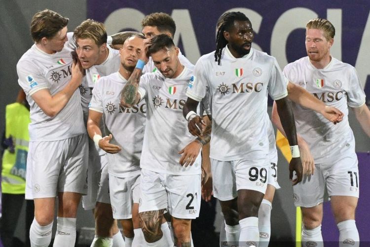 Rasmus Hojlund merayakan gol dengan rekan satu tim dalam  pertandingan sepak bola Serie A Liga Italia antara ACF Fiorentina vs Napoli di Stadion Artemio Franchi, di Florence, pada 13 September 2025. (Foto oleh Alberto PIZZOLI / AFP)