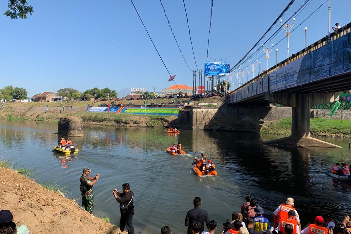 Inilah titik yang wisata edukasi susur sungai yang berada di tepat di bawah Jembatan Sungai Bengawan Madiun dan Taman Bantaran Kota Madiun. Wisata susur sungai dibuka untuk umum mulai besok.