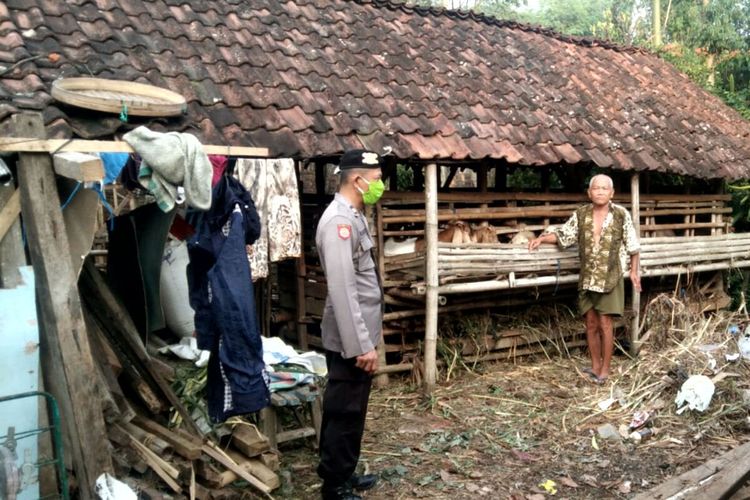 Personel Bhabinkamtibmas dari Polres Blitar melakukan kegiatan edukasi wabah penyakit mulut dan kaki hewan ternak sapi kepada warga di pedesaan Kabupaten Blitar, Kamis (12/5/2022)