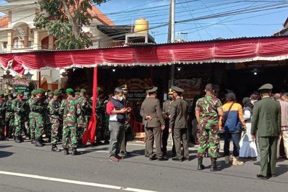 Pelayat dan Karangan Bunga Penuhi Rumah Duka Achmad Yurianto