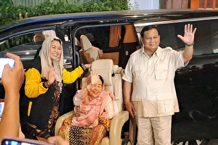 Istri Presiden ke-4 Abdurrahman Wahid (Gus Dur), Sinta Nuriyah (tengah) mendatangi rumah Prabowo Subianto, Jalan Kertanegara, Jakarta, Rabu (6/9/2023). 