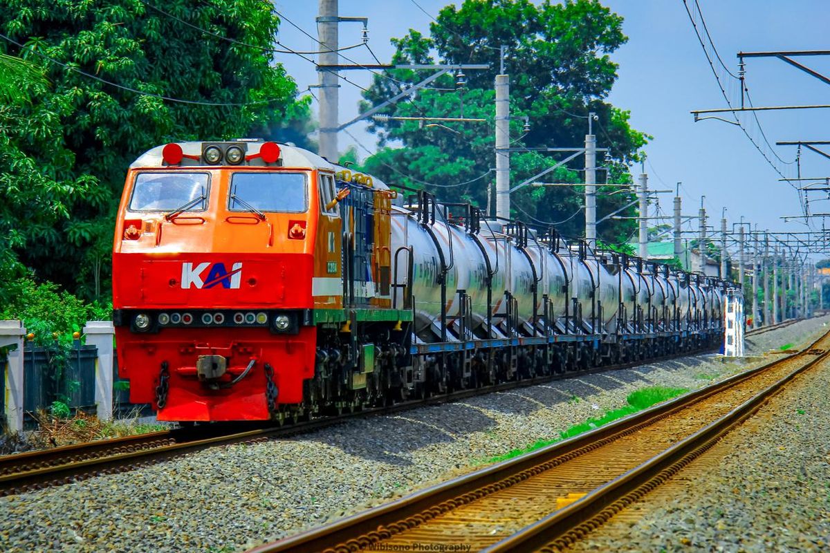 Tampak rangkaian kereta api dari PT Kereta Api Indonesia (Persero) atau KAI yang mengangkut  bahan bakar minyak (BBM).