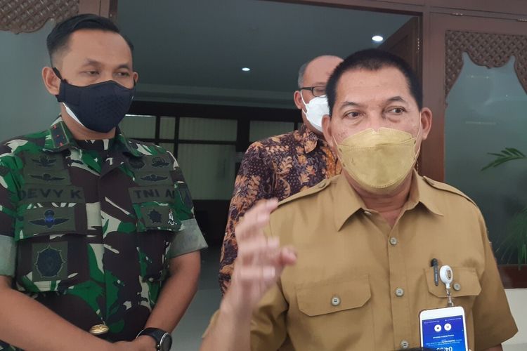 Wakil Wali Kota Solo, Teguh Prakosa didampingi Dandim 0735/Surakarta Letkol (Inf) Devy Kristiono di Balai Kota Solo, Senin (14/3/2022).