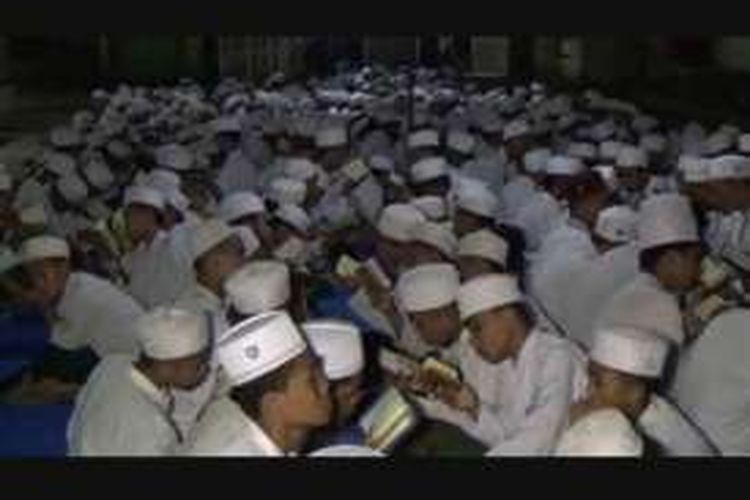Ribuan ummat Islam dan santri di berbagai mesjid dan pesantren di Polewali Mandar dan Majene sulawesi barat mengelar khataman Al quran secar serentak di Sulawesi barat, sejak sabtu hinga Minggu (7-8/5) kemarin